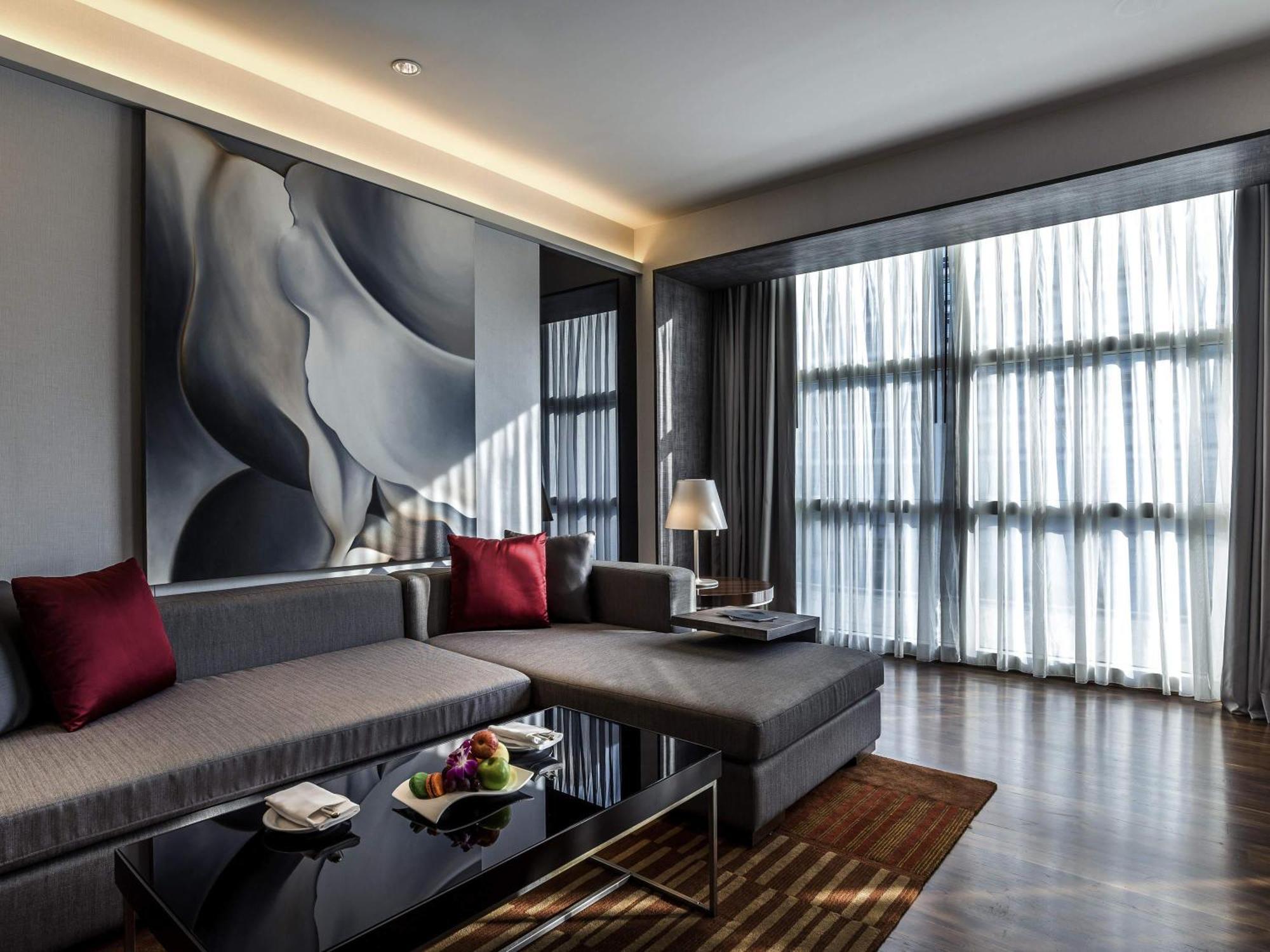 Suite Executive con 1 cama extragrande y acceso al salón executive